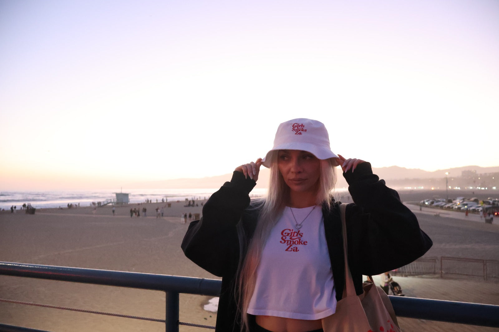 Girls Smoke Za Bucket Hat (white)